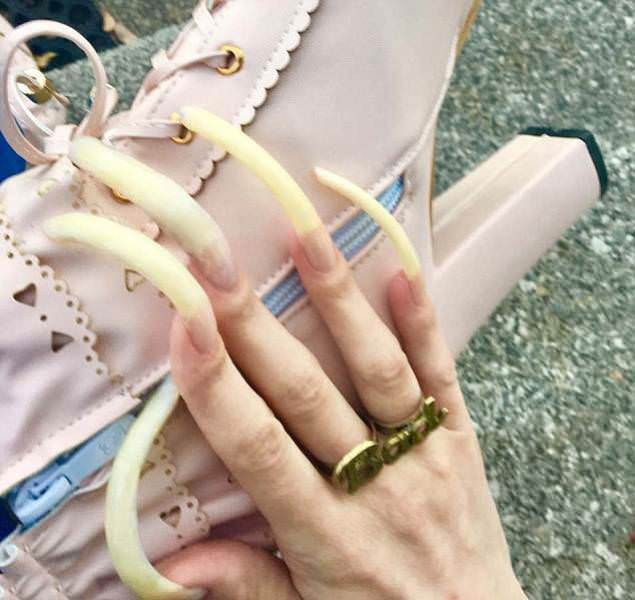 3 yıldır tırnaklarını uzatıyor! Mideniz alıyorsa bakın - Resim: 3