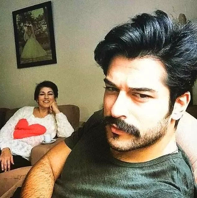 Kıvanç Tatlıtuğ'un annesine de bakın bu kadar olur! - Resim: 1