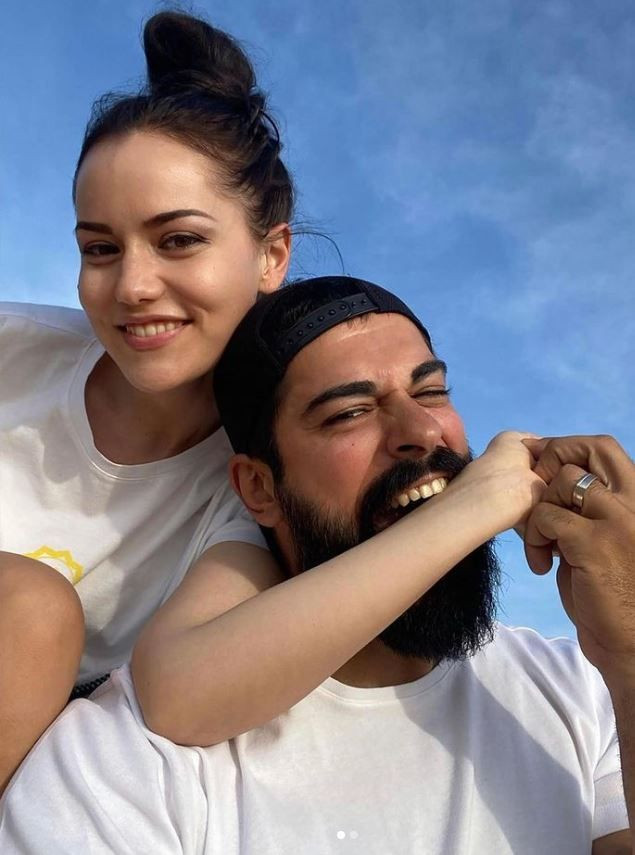 Burak Özçivit Fahriye Evcen'in kolunu ısırdı doğum günü pozları Instagram'da caps oldu! - Resim: 4