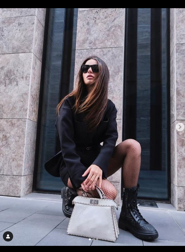 Ayça Ayşin Turan mini şortlu file çoraplı kombiniyle büyüledi - Resim: 1