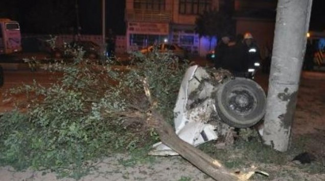 Ağaca çarpan otomobil ikiye ayrıldı - Resim: 3