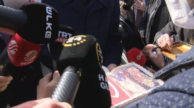 Erdoğan'a Kısıklı esnafından doğum günü sürprizi! Durdurup pasta kestiler - Resim: 1