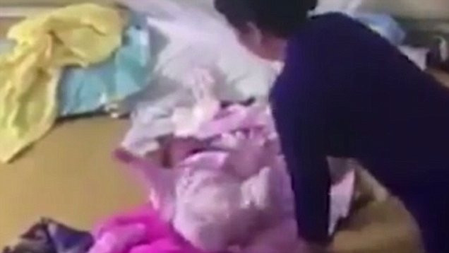 Bebeğinin yüzünde kırmızı benekler gördü kameradaki görüntüleri izleyince... - Resim: 3