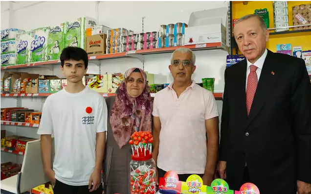 Cumhurbaşkanı Erdoğan, Üsküdar'da vatandaşlarla sohbet etti - Resim: 0