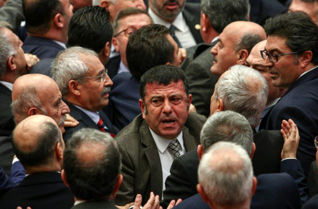 AK Partili ve CHP'li vekillerin kavgası! Meclis karıştı küfürler havada uçuştu - Resim: 3
