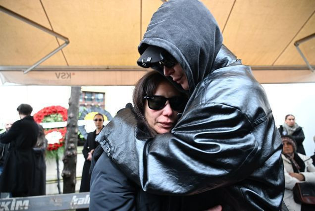 Erol Köse’nin cenazesinde bir avuç ünlü vardı! Kızı Dijan Nazlan herşeyi devralmış - Resim: 4