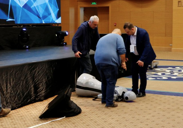 Kendisini müziğin ritmine kaptıran Konyalı robot sahneden düştü - Resim: 1