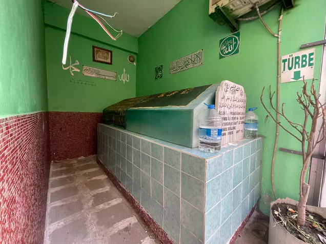 5 katlı binanın altındaki gizem komşular isyanda! Binayı yapan kepçeler bile kırılmış - Resim: 0