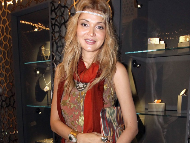 Eski Cumhurbaşkanı'nın kızı üzerinde bornozla yaka paça hapse atıldı! - Resim: 3