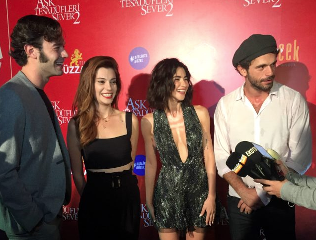 Yasak Elma'nın yıldızı Nesrin Cavadzade kriz çıkardı Zuhal Olcay galayı terk etti - Resim: 3