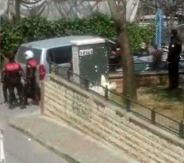 Olayın adresi Küçükçekmece! Sokağa çıkma yasağına uymayan grup polise saldırdı - Resim: 2
