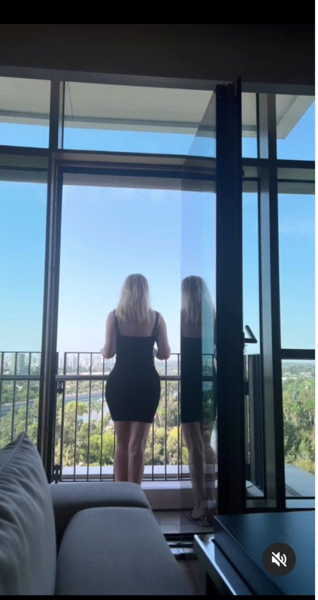 Oğlu "Allah aşkına yapma" dedi: Balkon güzeli Songül Karlı takipçilerini mest etti! - Resim: 4