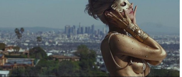 Evini satışa çıkarmak için iç çamaşırıyla... Yok artık! - Resim: 2