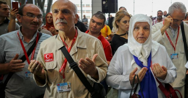 Duygu dolu anlar: İlk hac kafilesi İstanbul'dan uğurlandı - Resim: 0