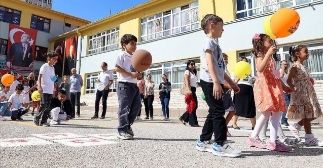 İlk ders zili çaldı! 19 milyon öğrenci ders başı yaptı! İstanbul'da olağanüstü önlemler ücretsiz oldu - Resim: 1