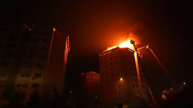 İzmir'de orman yangını: 87 ev ve 44 iş yeri boşaltıldı - Resim: 0