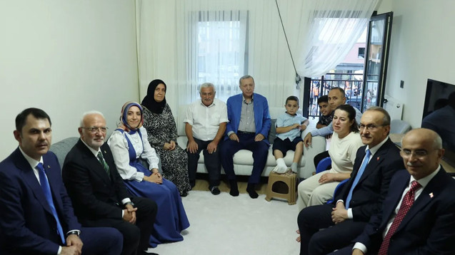 Cumhurbaşkanı Erdoğan'dan Malatya'da depremzede aileye ziyaret - Resim: 0