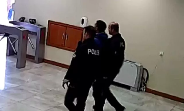 Belediyeye girerken yakalandı! Çantasında öyle şeyler çıktı ki... - Resim: 1