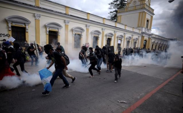 Guatemala'da tansiyon yüksek! Hükümet binası ateşe verildi - Resim: 1