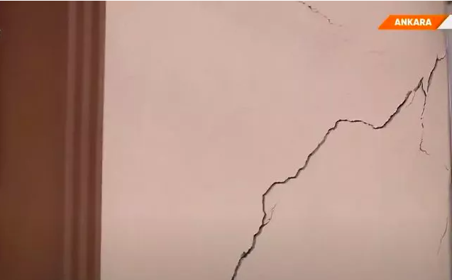 Maraş'taki deprem Ankara'daki evinin duvarını yıktı! Müteahhitin itirafı kan dondurdu - Resim: 3