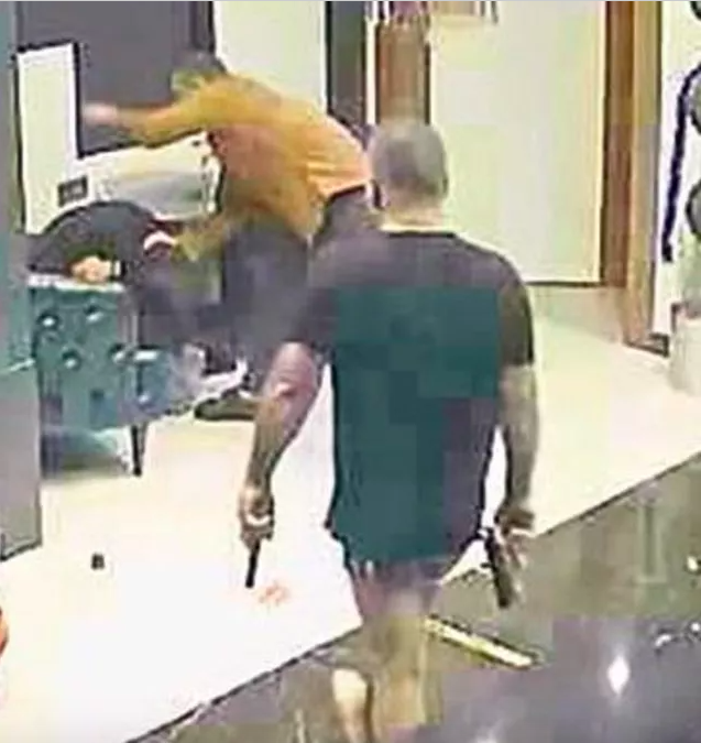 Lobiye iç çamaşırı ve silahla daldı! Gece yarısı otelde dehşeti yaşattı - Resim: 2