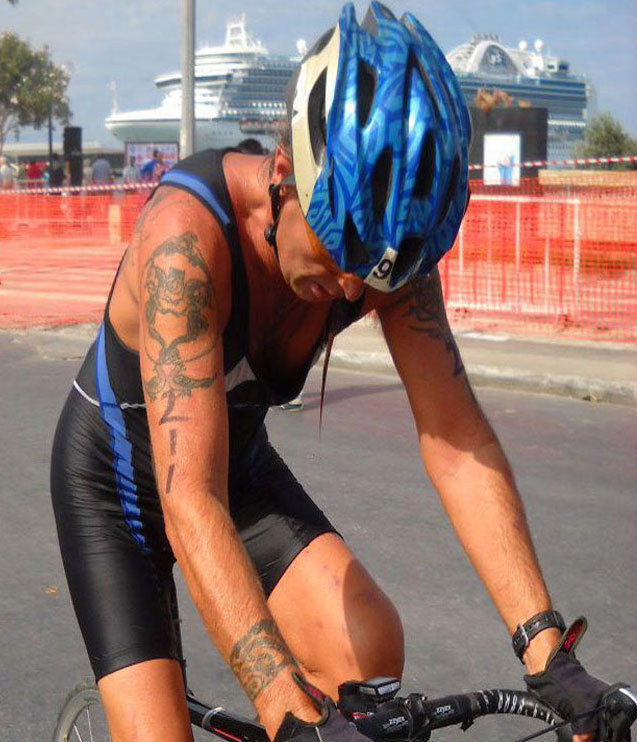 Kamyonetin çarpması sonucu ölmüştü! Triatlon sporcusu son yolculuğuna uğurlandı - Resim: 1