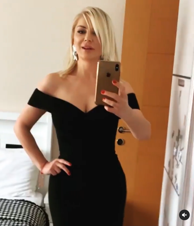 Songül Karlı dur durak bilmiyor! Mini elbisesiyle kendine hayran bıraktı - Resim: 1