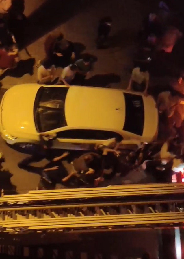 Küçükçekmece'de kadın 3’üncü kattan atladı, başka çatıya düştü - Resim: 0