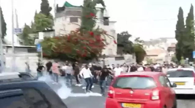 İsrail-Hamas savaşında son durum! Namaz kılanlara saldırı: İsrail polisi safta duran Müslümanlara gaz fişeği fırlattı - Resim: 0