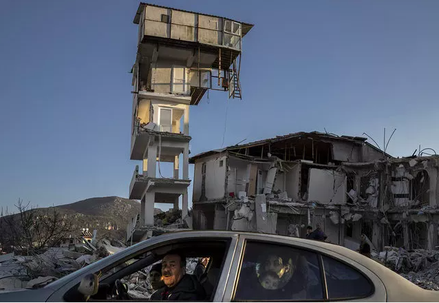 Görenler bir daha baktı nasıl olur dedi! Bina yıkıldı ek bina böyle ayakta kaldı - Resim: 2