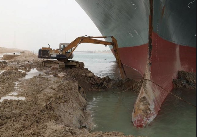 Süveyş Kanalı'nı kapatan Evergreen yüzdürüldü kanalda trafik yeniden başladı - Resim: 0