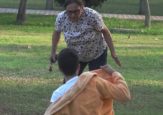 Adana'da parkta bornozunu bir anda açtı! Sonra olanlar fena - Resim: 1