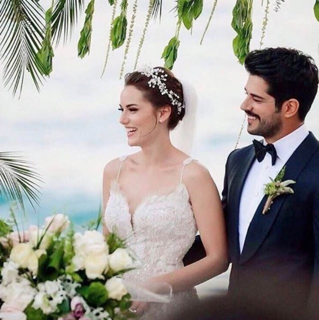 Fahriye Evcen'den beklenen hamle geldi instagram'a dikkat - Resim: 1