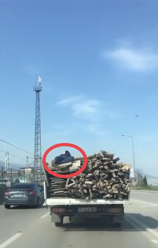 Bursa'da yürekleri ağza getiren yolculuk! Canını hiçe saydı odunların üstüne böyle uzandı - Resim: 0
