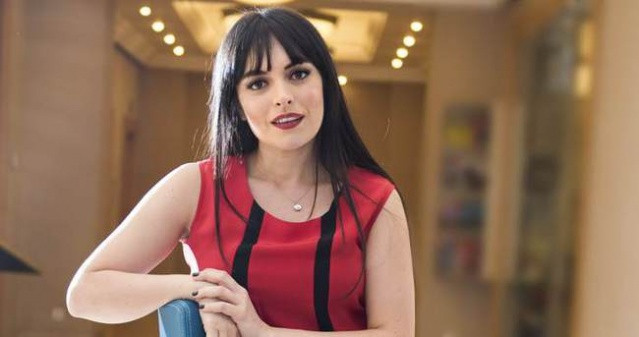 Ezgi Mola takipçisine fena ayar verdi! - Resim: 3