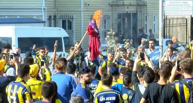 Fenerbahçe taraftarı Galatasaray forması yaktı - Resim: 0