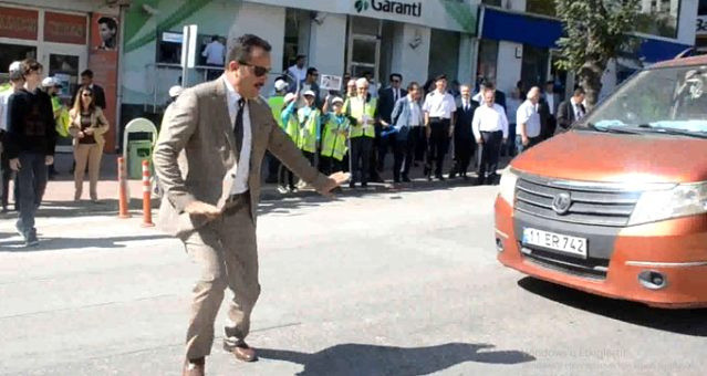 Bilecik Valisine "Yaya Geçidi Nöbeti" etkinliğinde araba çarpıyordu - Resim: 0