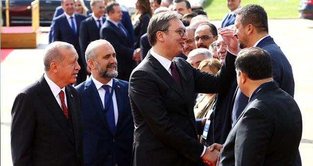 Sırbistan Cumhurbaşkanı, resmi karşılamada Hidayet Türkoğlu ile boy ölçüştü - Resim: 0