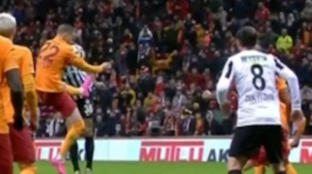 Galatasaray taraftarını çıldırtan an! Cüneyt Çakır'a tepki dinmiyor - Resim: 2