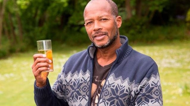 Kendi idrarını içiyor banyo yapıyor! 50 kiloyu böyle vermiş - Resim: 1