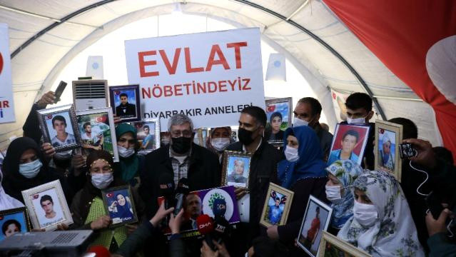 Kılıçdaroğlu'nun kardeşinden evlat nöbetindeki annelere ziyaret! Ben de ağabeyimi HDP'den istiyorum - Resim: 0