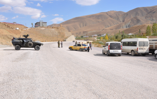 Askeri konvoya bombalı tuzak - Resim: 2