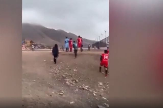 Akılalmaz olay! Kırmızı kart gösteren hakemi uçurumdan aşağı attılar - Resim: 0