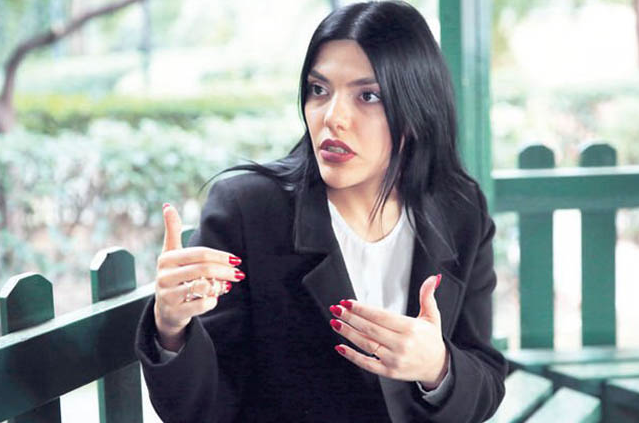 Genç sunucudan kan donduran ifade: Merdivene itti duvara fırlattı - Resim: 3