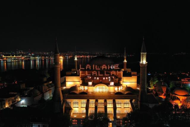 Ayasofya Camii, Kadir Gecesi'nde mahya ile buluştu - Resim: 0