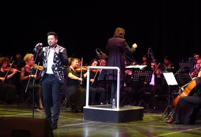 Emre Altuğ sanat hayatının 20. yılına özel konser verdi! Çağla Şikel yalnız bırakmadı - Resim: 4