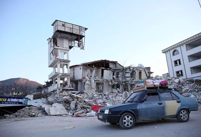 Görenler bir daha baktı nasıl olur dedi! Bina yıkıldı ek bina böyle ayakta kaldı - Resim: 1