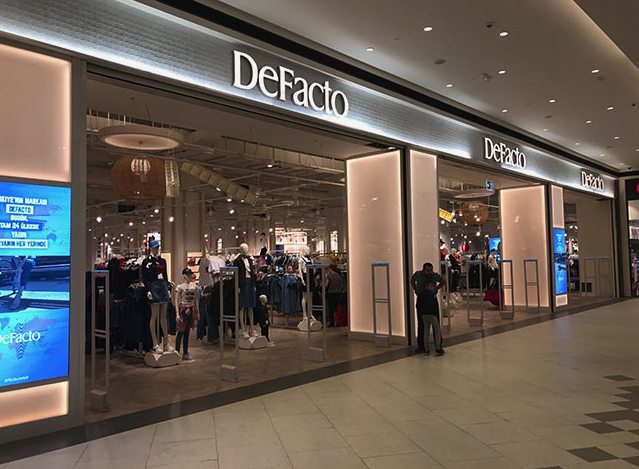 Ünlü giyim markasında kriz çıktı! Çalışanlar kapının önüne koyuldu, ağır sözler bomba gibi patladı - Resim: 0