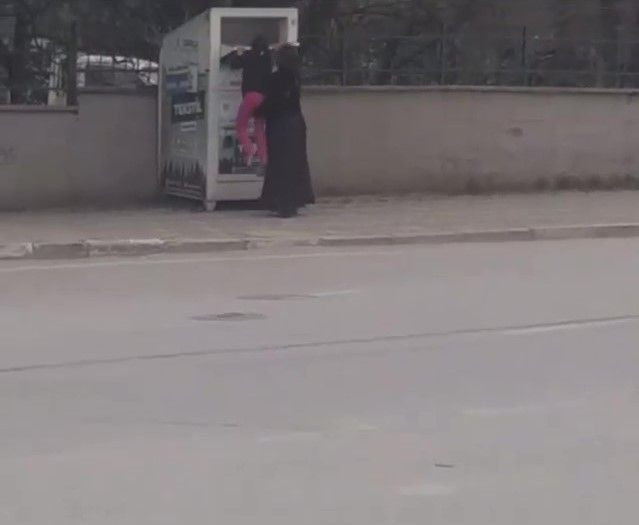 Darıca'da görenler şaşkına döndü çocuğu kumbaranın içine soktu - Resim: 1