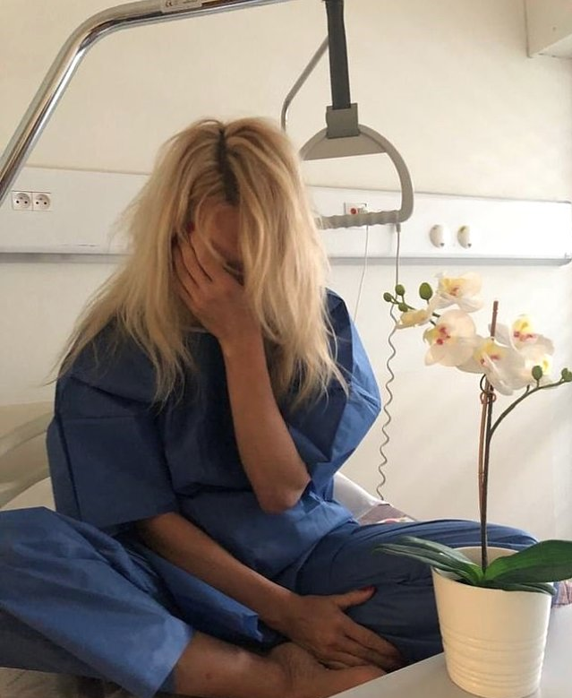 Pamela Anderson Adil Rami'den şiddet gördüğünü iddia ederek video yayınladı! - Resim: 2